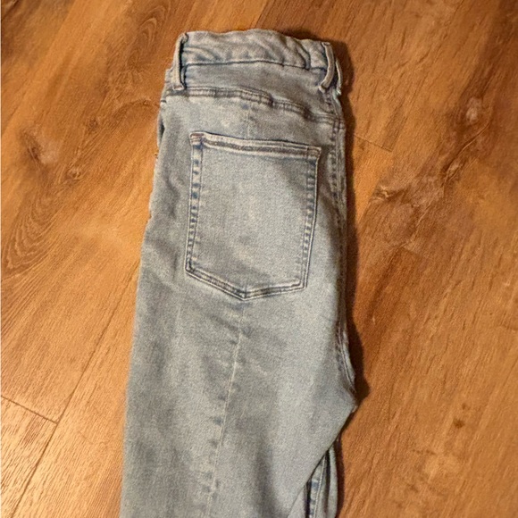 TRENDY Good American Light Blue Sz 15 Good Legs Crop RawHem SplitHem Jeans - Picture 11 of 12